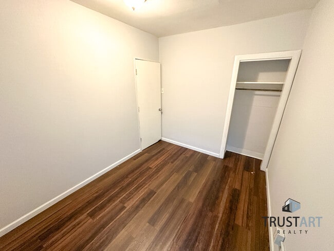 Building Photo - 3 bedroom house with backyard and basement.