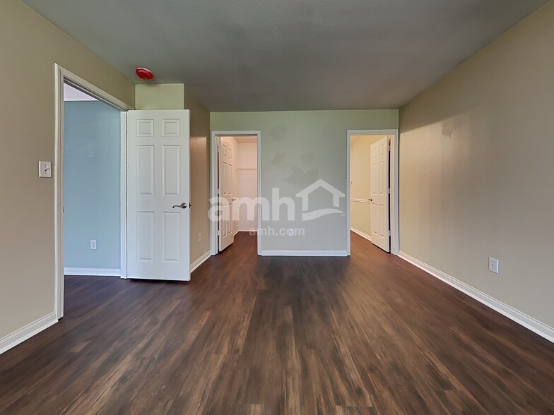 Building Photo - 1028 W Muskegon Dr