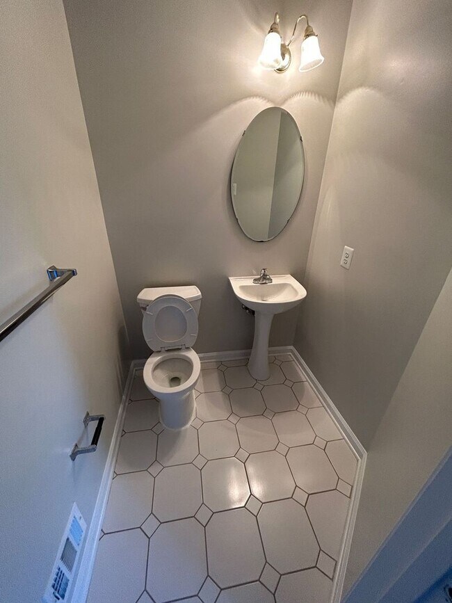Building Photo - 3 BED + 3 Bath - Brick front townhome in P...