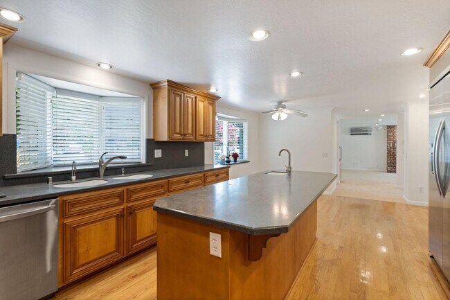 Building Photo - 3220 Fieldcrest Dr