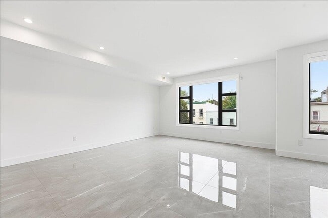 Building Photo - 290 Griffith St