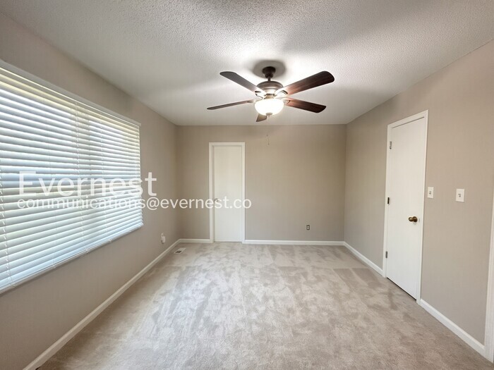Building Photo - 909 Silverwood Dr
