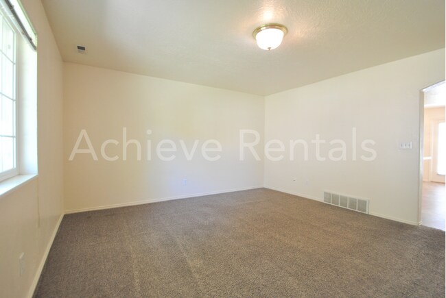 Building Photo - Yorkshire Village Townhome | Clubhouse & Basketball Court
