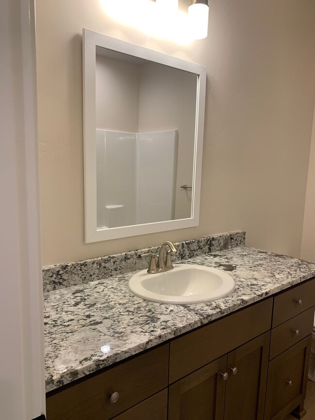 Building Photo - 3 Bedroom 2 Bath Single Family home with L...