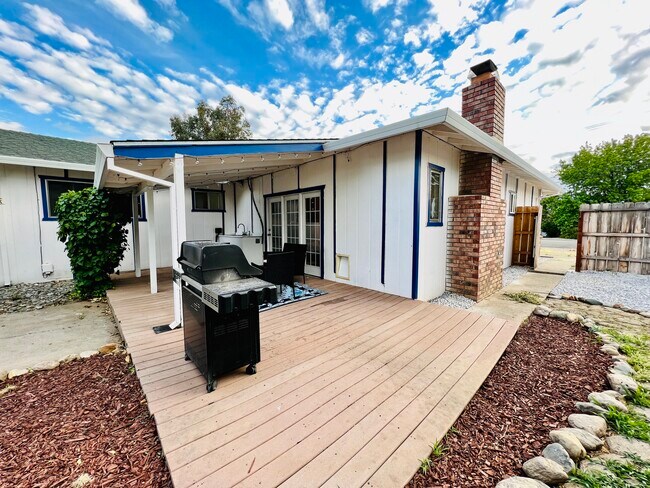 Building Photo - 3320 Panorama Dr