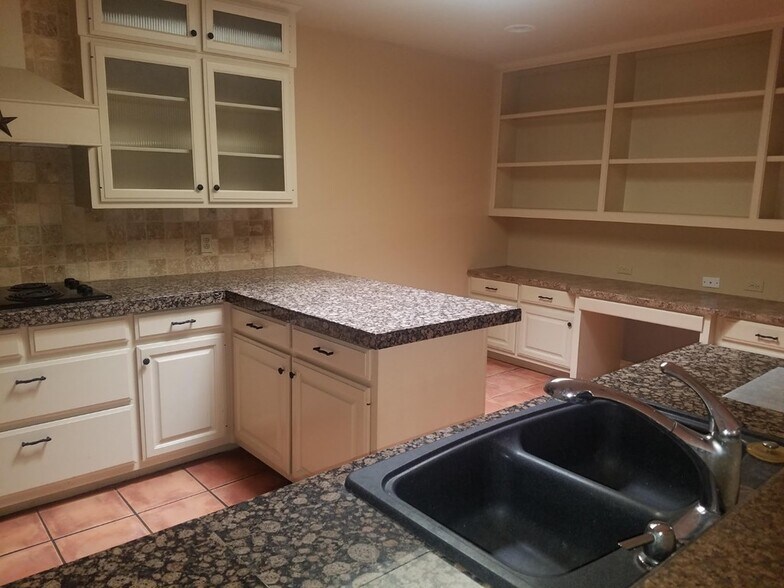 Building Photo - 1400 Pebble Ct