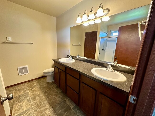 Building Photo - Large 5 Bedroom Home - North of CWU