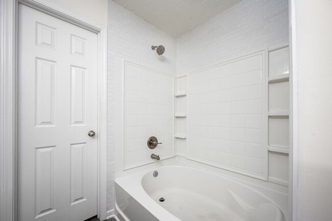 Building Photo - 4910 Laura Jeanne Blvd