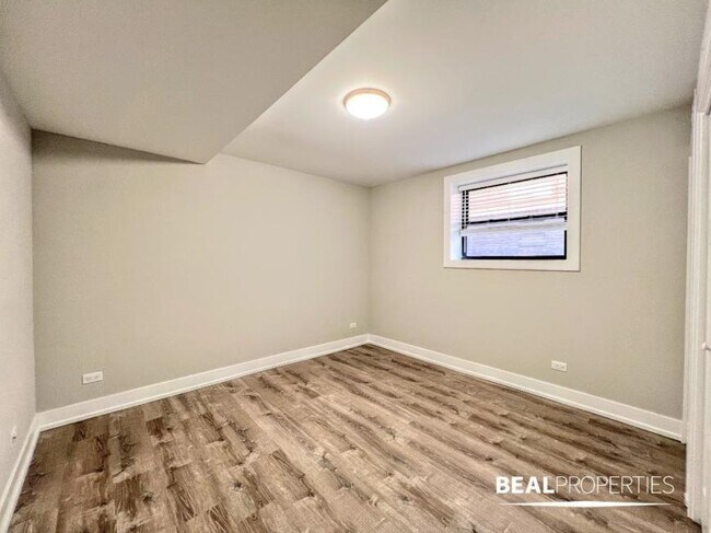 Building Photo - 2 bedroom in EVANSTON IL 60202