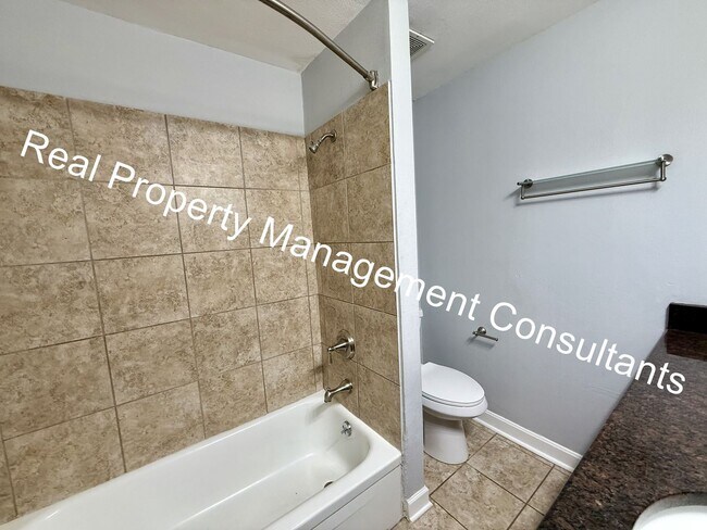 Building Photo - 2 Bed 2 Bath West Plaza Urban Oasis