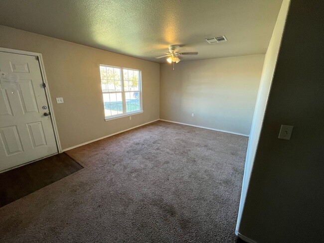 Building Photo - 3 bed / 2 bath 1 car garage in East Lubbock!