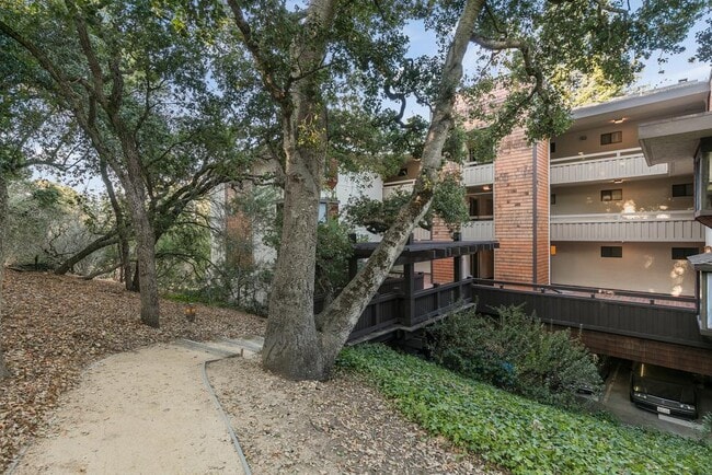 Building Photo - 1202 Sharon Park Dr