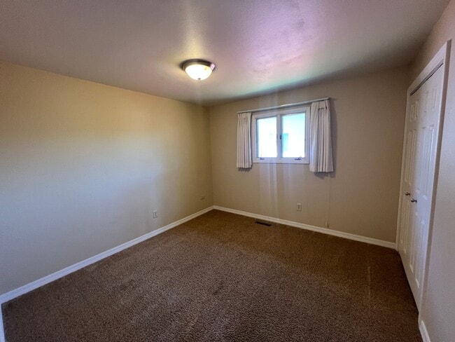 Building Photo - 5 bedroom 3 bathroom home for rent