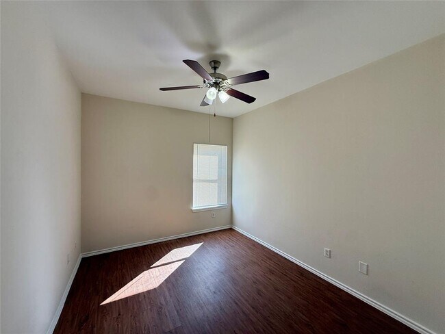 Building Photo - 702 Estancia Way