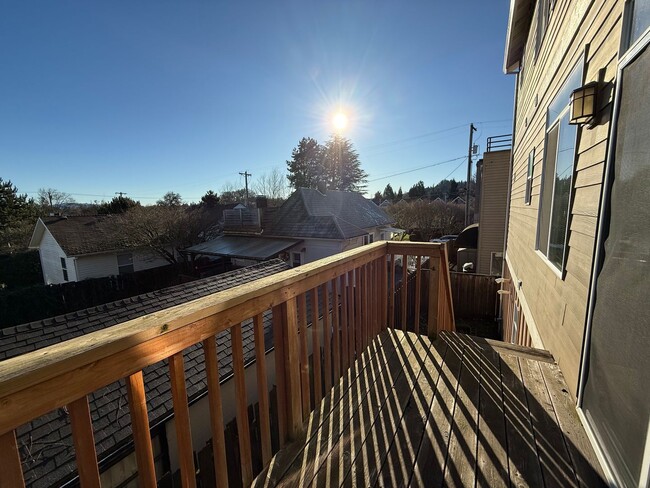 Building Photo - Charming Multi-Level Home in Quiet Johns L...