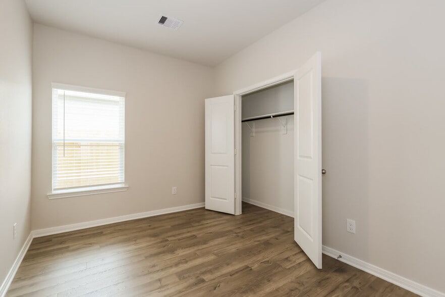 Building Photo - 15667 Plum Brk Dr