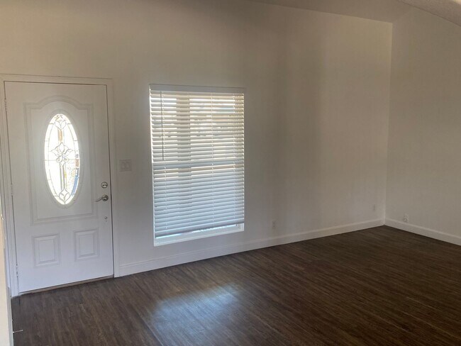 Building Photo - Nicely updated 3/2 SFH in Glendale w no HOA