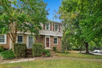 Building Photo - "Charming 2-Bed Townhouse with great upgra...