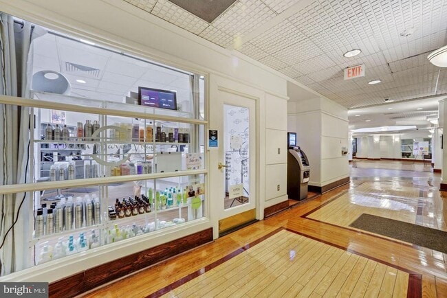 Building Photo - 307 Yoakum Pkwy