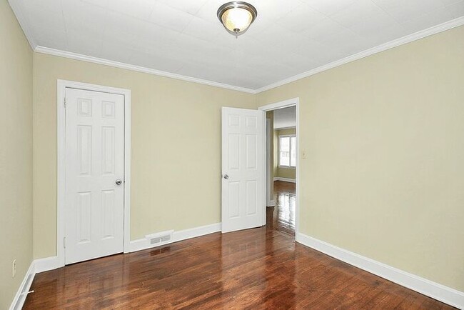 Building Photo - Charming 2BD/1BA Duplex