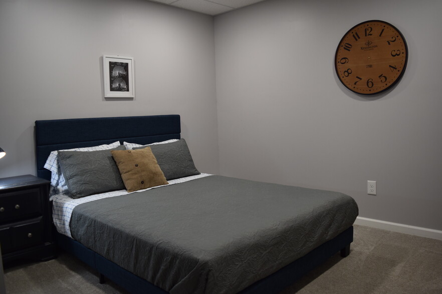 Bedroom with large closet & queen bed - 826 Terrace St