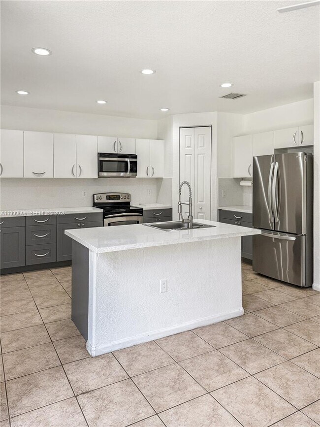 Building Photo - 2579 SW 85th Ave