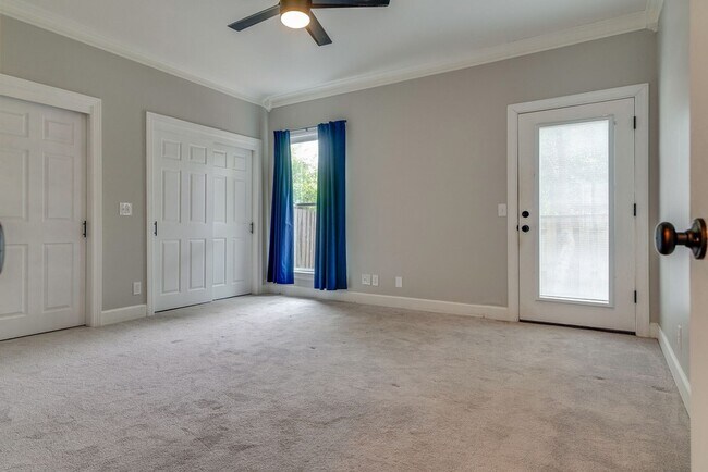 Building Photo - 2040 Graybar Ln