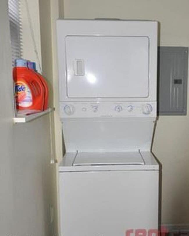 Building Photo - Three Bedroom and One bathroom apartment