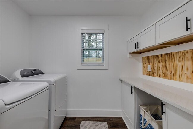 Building Photo - 551 Woodrow Ave