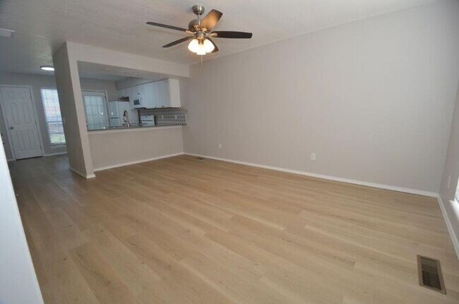 Building Photo - 2 Bed 1.5 Bath Townhome Warr Acres/Bethany