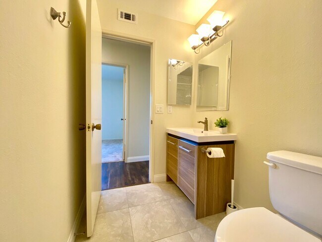 Building Photo - Gorgeous 3 bed 3 bath home in Thousand Oaks - First Time Rental!