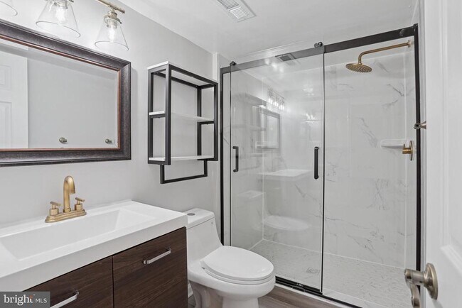 Building Photo - 4043 Lake Glen Rd