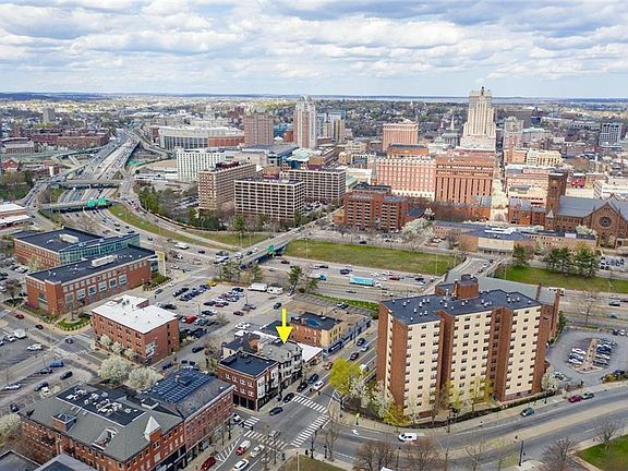 Building Photo - "Spacious 3-Bed Oasis with Granite Eleganc...