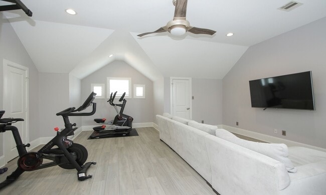 Building Photo - 15 E Breezy Way