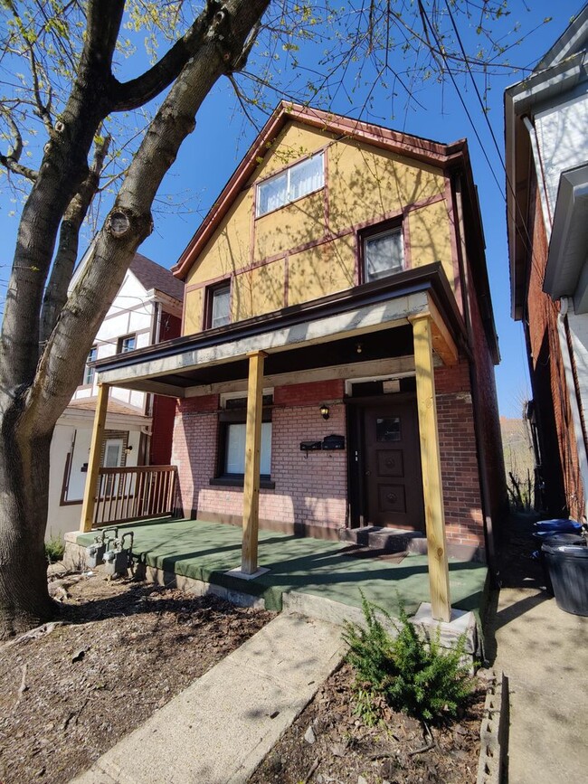 Building Photo - *Clean & Spacious 1BR/1BA Apartment Available in Mt. Washington*