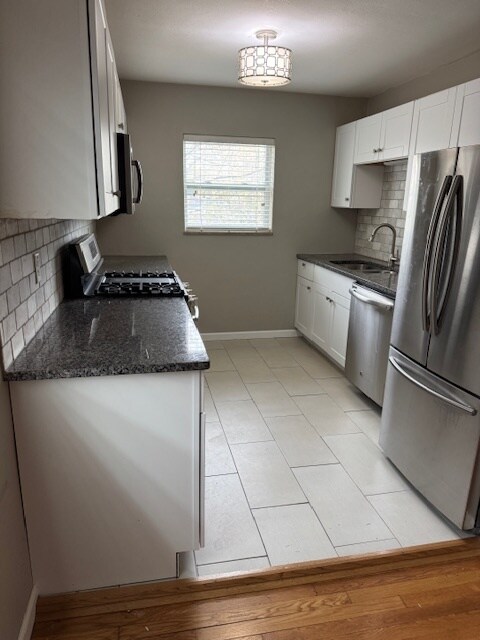 Multiple cabinets and counterspace - 522 Mariedale Dr