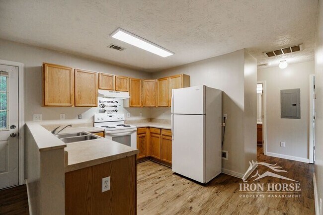 Building Photo - 605 Baron Dr