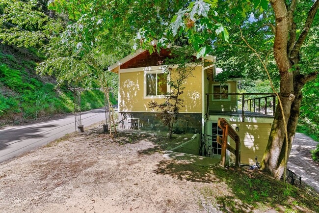 Building Photo - Stunning Fully Renovated 2 Bedroom, 1 Bath...