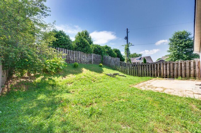 Building Photo - Awesome 4BE-Office/Bonus Room/ 2BA Home in...