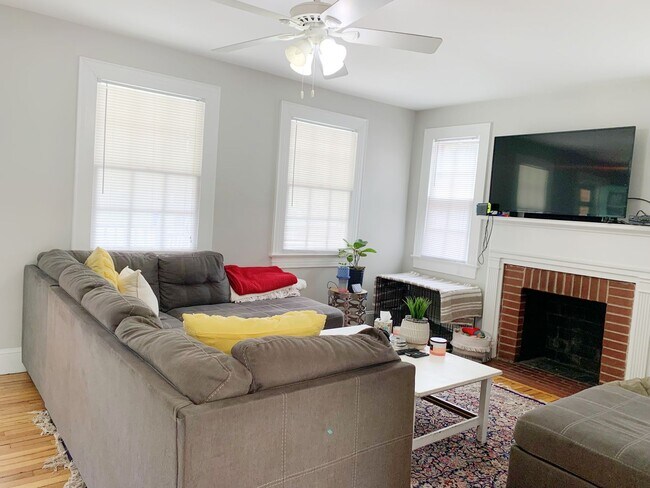 Building Photo - 3 Bedrooms 2 Full Bathrooms (one block fro...