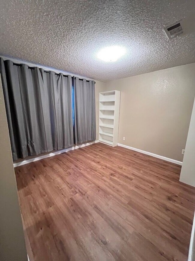 Building Photo - 5725 Sage Dr