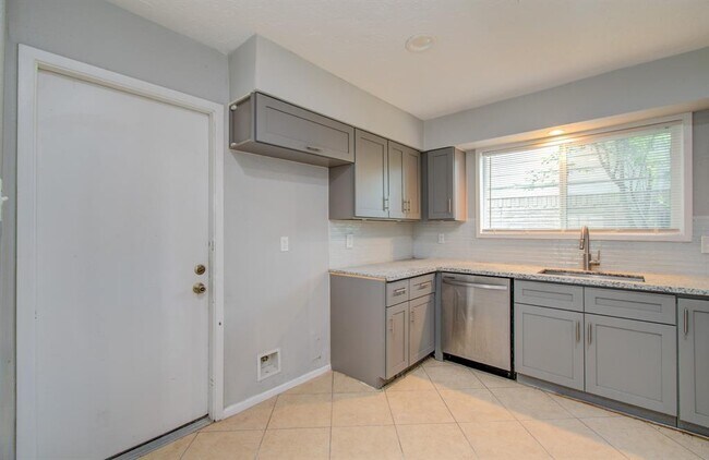Building Photo - 326 Fair Oak Dr