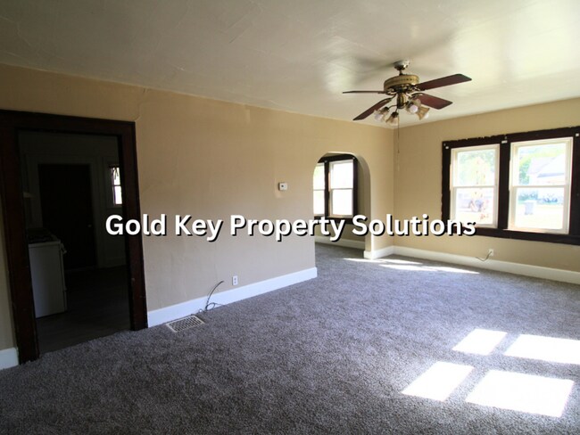 Building Photo - Spacious 2 BR 1 BA House with Nice Covered...