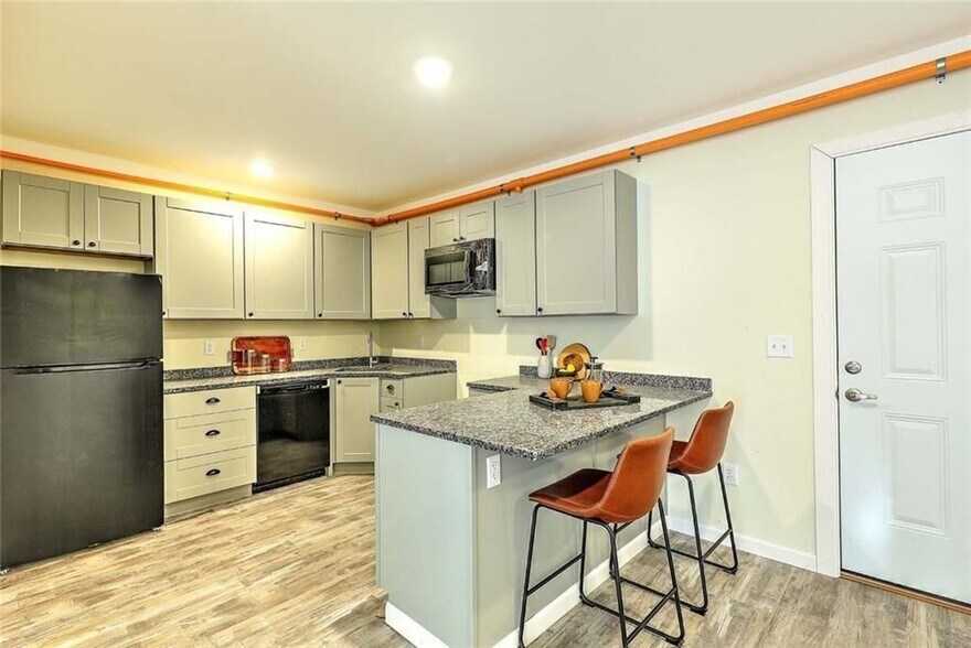 Building Photo - 327 Pine St