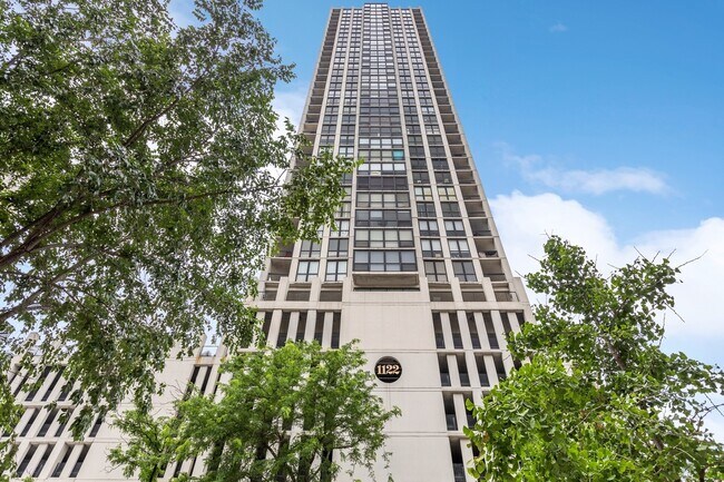 Primary Photo - 1122 N Clark St