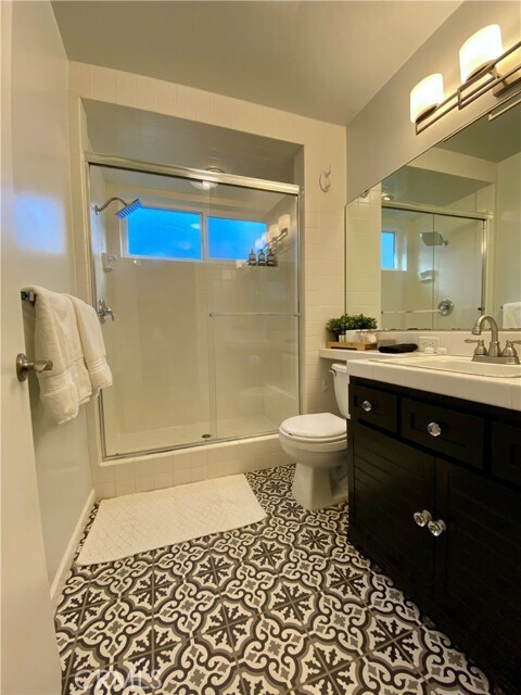 Building Photo - 23870 Lakeview Dr