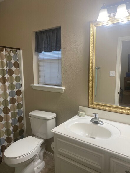 Building Photo - 1406 W April Villa