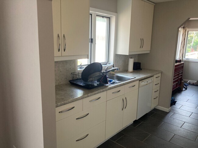 Building Photo - 2321 Quincy St NE