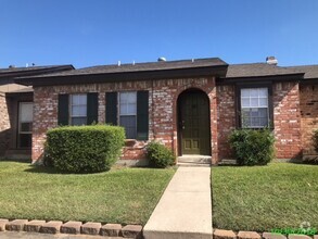 Building Photo - 2 BEDROOM 2 BATH PATIO HOME WITH 1010 SF