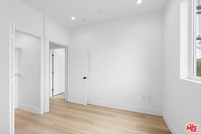 Building Photo - 10742 Hortense St